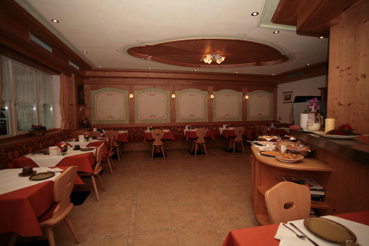Hotel Garni Eden à Canazei Extérieur photo